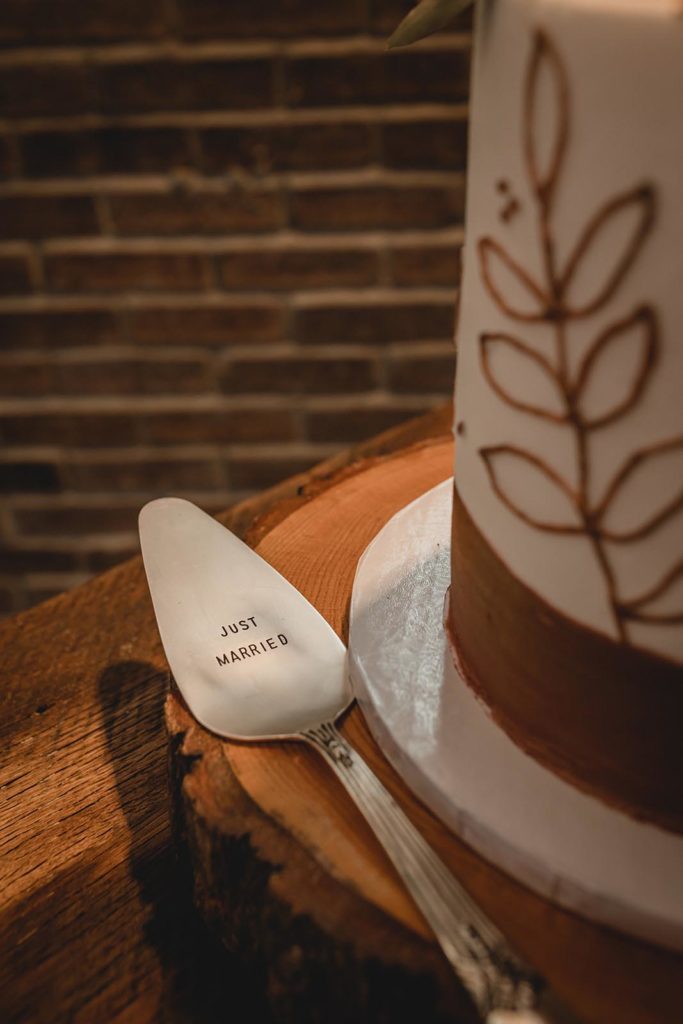Wedding cake spatula featuring the phrase "just married"